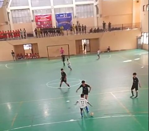 Lakukan Rainbow Flick untuk Lewati Lawan, Aksi Bocah saat Main Futsal Ini Jadi Sorotan