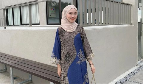 Meskipun menggunakan motif batik, kesan formal dan elegan tetap terpancar dari busana baju kurung ini.