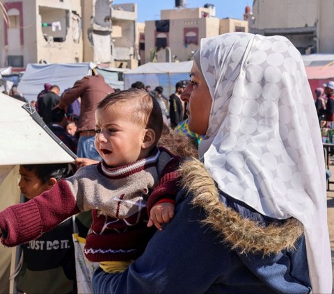 FOTO: Kisah Haru Dokter Buka Layanan Kesehatan Gratis untuk Anak-Anak di Tenda Pengungsian Jalur Gaza