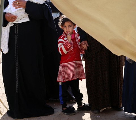 FOTO: Kisah Haru Dokter Buka Layanan Kesehatan Gratis untuk Anak-Anak di Tenda Pengungsian Jalur Gaza