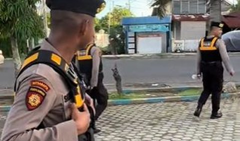 Seorang perwira asal Polda Bengkulu bernama Puji Prayitno mengecek kesiapan anggotanya saat akan melaksanakan patroli.