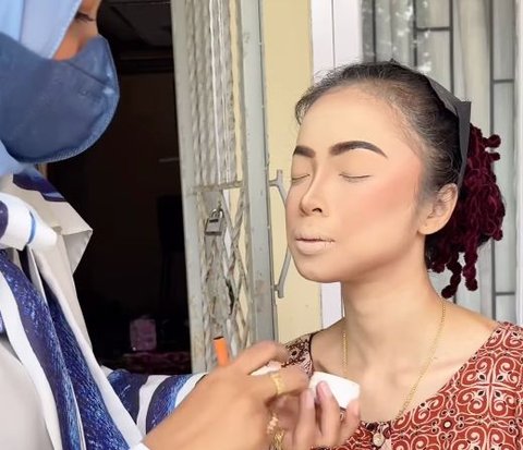 Wedding Makeup Artist Does Bridal Makeup on the Terrace, the Result is Astonishing