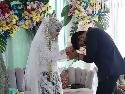 Bring a Bouquet of Money, the Man Comes to the Wedding of an Ex who has been Dating for Years, the Bride's Family Cries because they are Already Familiar