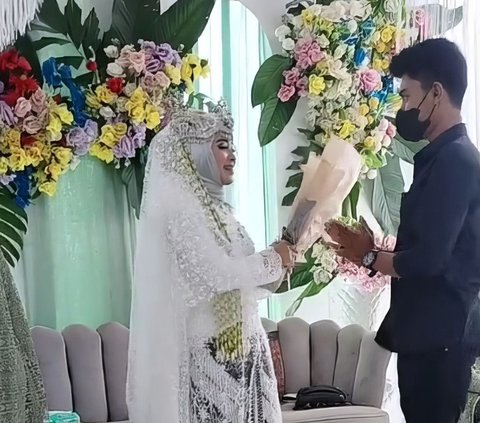 Bring a Bouquet of Money, the Man Comes to the Wedding of an Ex who has been Dating for Years, the Bride's Family Cries because they are Already Familiar