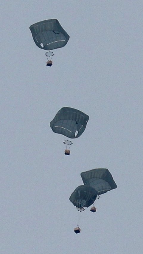 FOTO: Momen Pesawat Militer Yordania Terjunkan Bantuan untuk Warga Jalur Gaza 