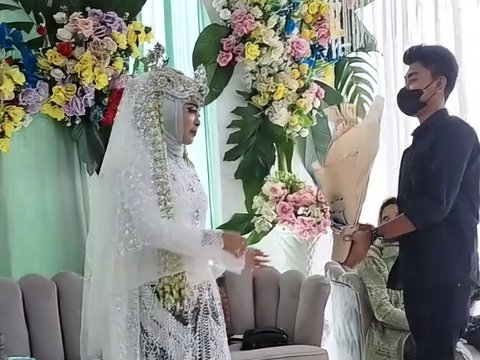 Bring a Bouquet of Money, the Man Comes to the Wedding of an Ex who has been Dating for Years, the Bride's Family Cries because they are Already Familiar