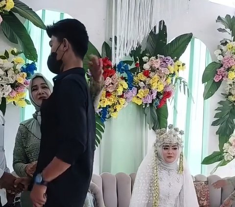 Bring a Bouquet of Money, the Man Comes to the Wedding of an Ex who has been Dating for Years, the Bride's Family Cries because they are Already Familiar