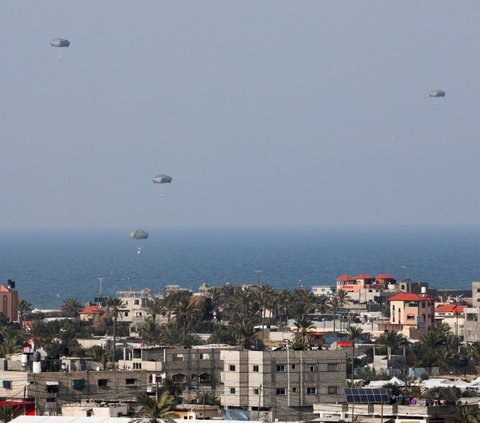 FOTO: Momen Pesawat Militer Yordania Terjunkan Bantuan untuk Warga Jalur Gaza