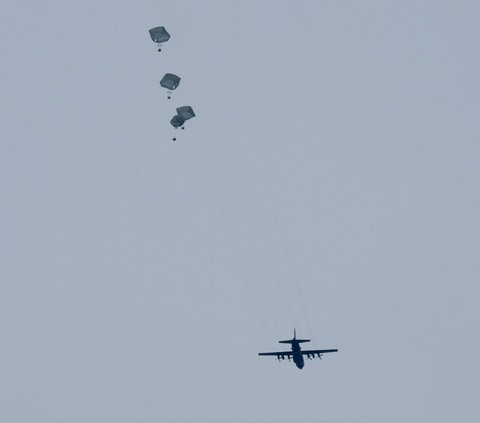 FOTO: Momen Pesawat Militer Yordania Terjunkan Bantuan untuk Warga Jalur Gaza