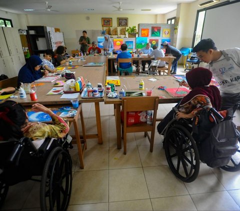 FOTO: Semangat Penyandang Disabilitas Berkarya Lewat Lukisan untuk Kemandirian Ekonomi