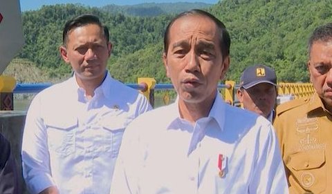 Sebelumnya, Presiden Joko Widodo atau Jokowi membahas sejumlah program capres dan cawapres nomor urut 2, Prabowo Subianto-Gibran Rakabuming Raka saat sidang kabinet paripurna di Istana Negara Jakarta, Senin (26/2). 