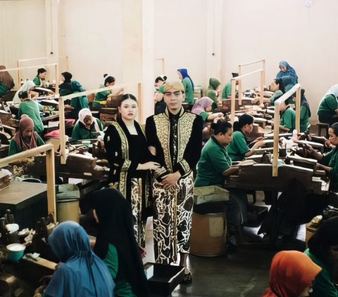Bride and Groom Candidates Hold Prewedding Shoot like Gadis Kretek Film, Conduct Photoshoot at Cigarette Factory, Becomes an Attraction for Workers