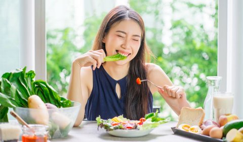 5. Konsumsi Makanan Bernutrisi Biar Rambut Bisa Cepat Pulih