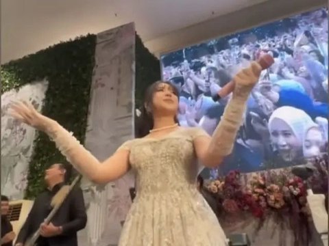 Potret Cantik Tiara Andini Kenakan Gaun Putih saat Tampil di Acara Pernikahan, Penampilannya Bak Pengantin