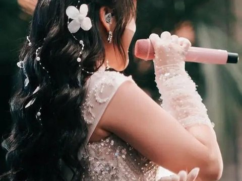 Potret Cantik Tiara Andini Kenakan Gaun Putih saat Tampil di Acara Pernikahan, Penampilannya Bak Pengantin