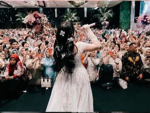 Potret Cantik Tiara Andini Kenakan Gaun Putih saat Tampil di Acara Pernikahan, Penampilannya Bak Pengantin