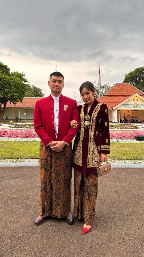 Potret Chef Arnold dan Tiffany Soetanto Pakai Baju Adat Jawa saat Hadiri Royal Dinner Cap Go Meh, Serasi Banget!<br>