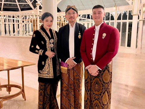 Potret Chef Arnold dan Tiffany Soetanto Pakai Baju Adat Jawa saat Hadiri Royal Dinner Cap Go Meh, Serasi Banget!