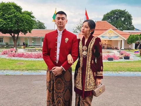 Potret Chef Arnold dan Tiffany Soetanto Pakai Baju Adat Jawa saat Hadiri Royal Dinner Cap Go Meh, Serasi Banget!