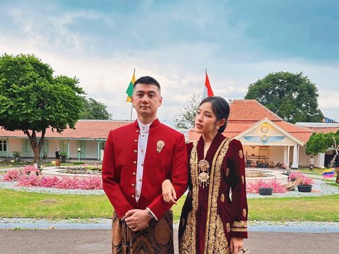 Potret Chef Arnold dan Tiffany Soetanto Pakai Baju Adat Jawa saat Hadiri Royal Dinner Cap Go Meh, Serasi Banget!