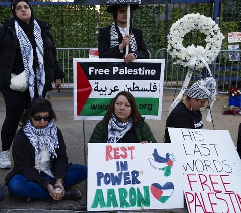 FOTO: Aksi Duka Cita untuk Aaron Bushnell, Pasukan Militer AS yang Bakar Diri Demi Bela Palestina