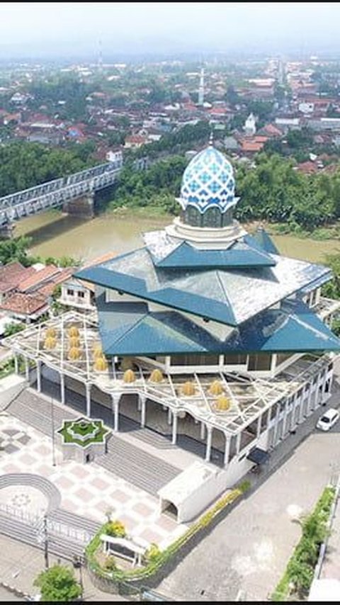 <b>1. Masjid Agung Kediri</b>