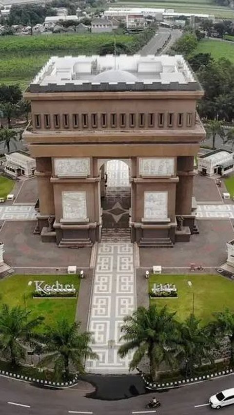 <b>3. Monumen Simpang Lima Gumul</b>