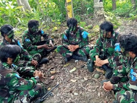 Portrait of Air Force Cadets Praying in the Middle of the Forest During Combat Training, Wearing Camouflage Uniform and Holding Weapons