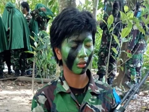 Portrait of Air Force Cadets Praying in the Middle of the Forest During Combat Training, Wearing Camouflage Uniform and Holding Weapons