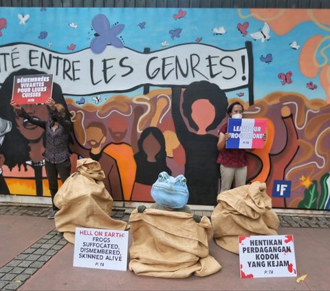 FOTO: Geruduk Kedubes Prancis, Aktivis PETA Protes Impor Kodok Konsumsi