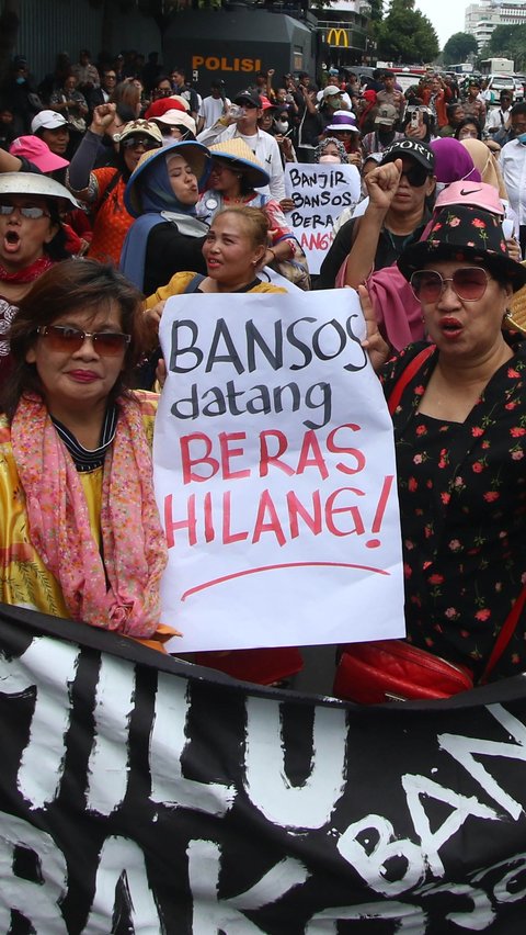 FOTO: Aksi Emak-Emak Berdaster Gelar Protes Beras Langka dan Mahal 