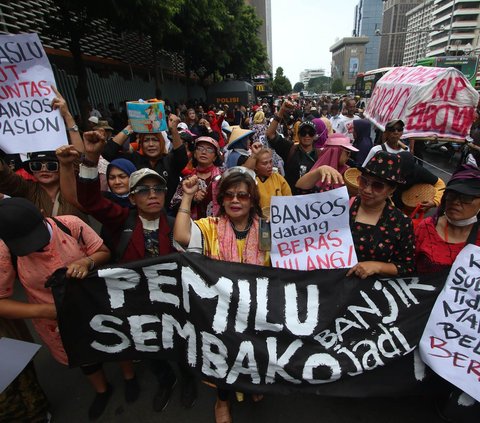 Sekelompok ibu-ibu atau emak-emak yang tergabung dalam Gerakan Keadilan Rakyat (GKR) melakukan longmarch menuju Gedung Bawaslu, Jakarta, Selasa (27/02/2024). Dalam aksinya, mereka mengkritisi kenaikan harga bahan pokok, terutama beras, setelah pelaksanaan Pemilu 2024. Merdeka.com/Arie Basuki