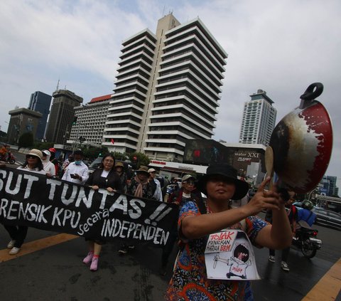 FOTO: Harga Beras Mahal, Emak-Emak Berdaster Geruduk Bawaslu Tuntut Dugaan Politisasi Bansos Diusut Tuntas