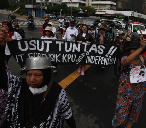 FOTO: Harga Beras Mahal, Emak-Emak Berdaster Geruduk Bawaslu Tuntut Dugaan Politisasi Bansos Diusut Tuntas