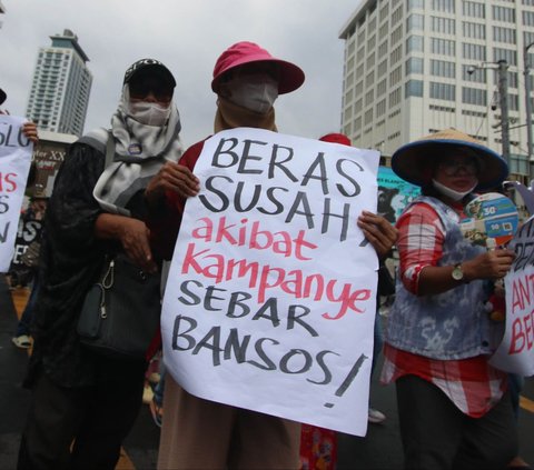 FOTO: Harga Beras Mahal, Emak-Emak Berdaster Geruduk Bawaslu Tuntut Dugaan Politisasi Bansos Diusut Tuntas