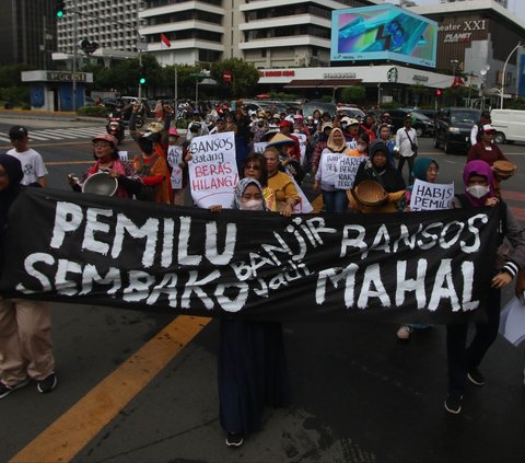 FOTO: Harga Beras Mahal, Emak-Emak Berdaster Geruduk Bawaslu Tuntut Dugaan Politisasi Bansos Diusut Tuntas