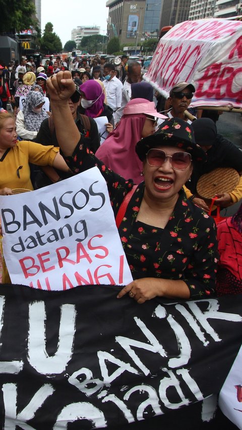 Sekelompok ibu-ibu atau emak-emak yang tergabung dalam Gerakan Keadilan Rakyat (GKR) melakukan longmarch menuju Gedung Bawaslu, Jakarta, Selasa (27/02/2024). Merdeka.com/Arie Basuki 