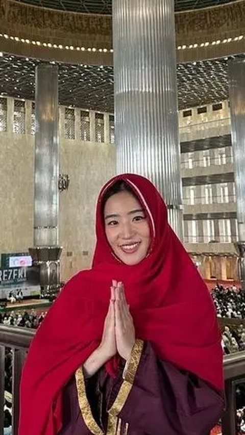 Potret Haruka Nakagawa Pakai Hijab saat ke Masjid Istiqlal