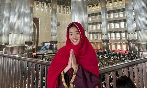 Potret Haruka Nakagawa Pakai Hijab saat ke Masjid Istiqlal