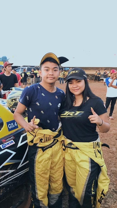 Kedua saudara ini kompak hingga dewasa. Ini momen keduanya saat di arena off-road.