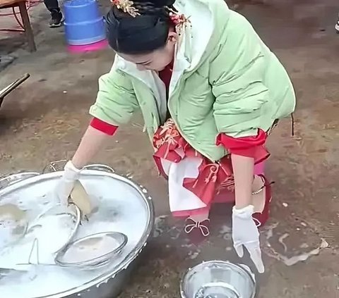 Instead of Becoming a Queen for a Day, the Bride Washes a Pile of Dishes on Her Wedding Day, Neighbors Suspect the Mother-in-Law's Behavior
