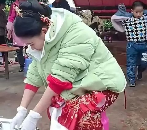 Instead of Becoming a Queen for a Day, the Bride Washes a Pile of Dishes on Her Wedding Day, Neighbors Suspect the Mother-in-Law's Behavior