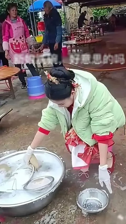 Instead of Becoming Queen for a Day, the Bride Instead Washes a Pile of Dishes on Her Wedding Day, Neighbors Suspect the Mother-in-Law's Behavior