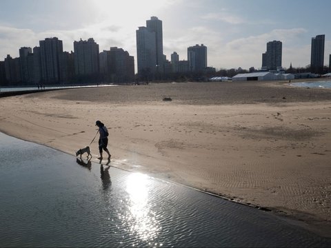 FOTO: Pecahkan Rekor, Perubahan Iklim Bikin Suhu di Chicago Panas hingga Tembus 71 Derajat