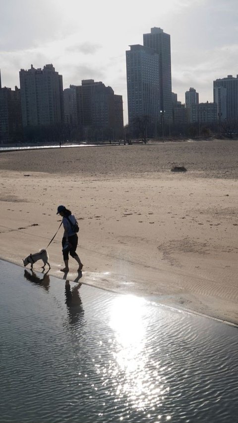 FOTO: Pecahkan Rekor, Perubahan Iklim Bikin Suhu di Chicago Panas hingga Tembus 71 Derajat