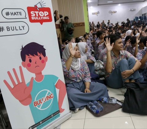 FOTO: Polisi Ajak Baim Wong Sosialisasi Anti-Bullying di Depan Para Pelajar
