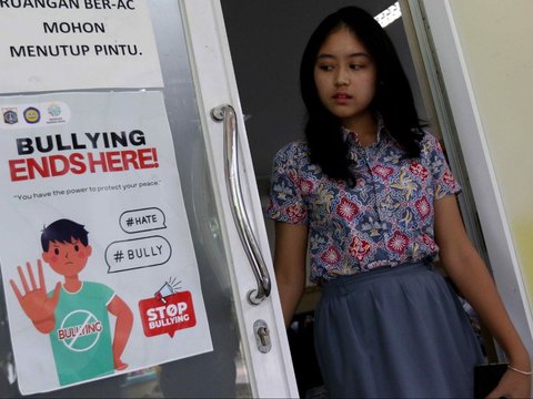 FOTO: Polisi Ajak Baim Wong Sosialisasi Anti-Bullying di Depan Para Pelajar