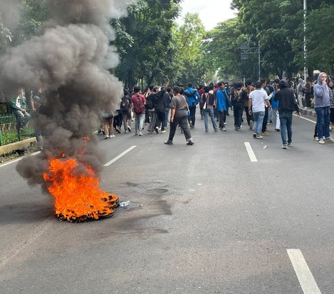 Mahasiswa UP Sempat Blokade Jalan saat Demo, Pengguna TransJakarta Terpaksa Jalan Kaki