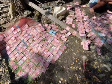 Moment of a Man Drying Millions of Money on the Ground, The Story Behind It is Heart-Wrenching