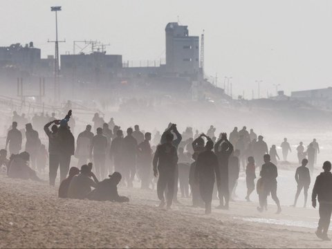 FOTO: Kerumunan Warga Palestina yang Kelaparan Padati Pantai Gaza saat Berebut Paket Bantuan Dijatuhkan dari Pesawat Yordania